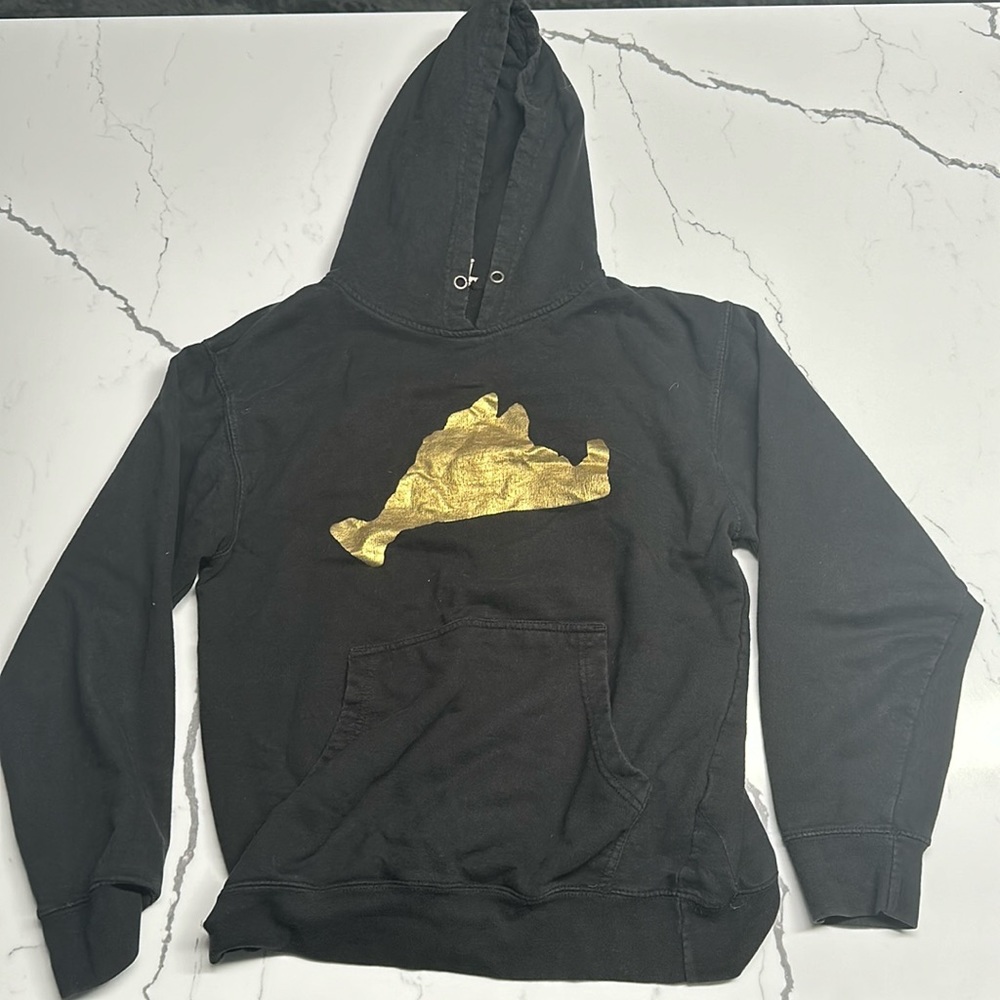 I’m selling this black sweatshirt
